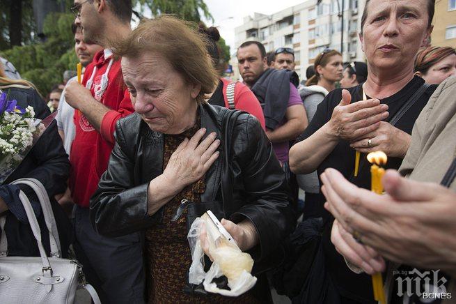 Македония протестира днес в черно-бяло със запалени свещи