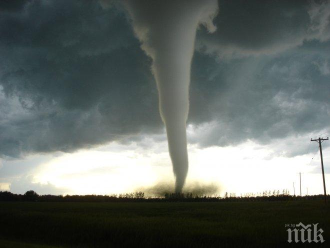 Торнадото в Тексас уби двама души