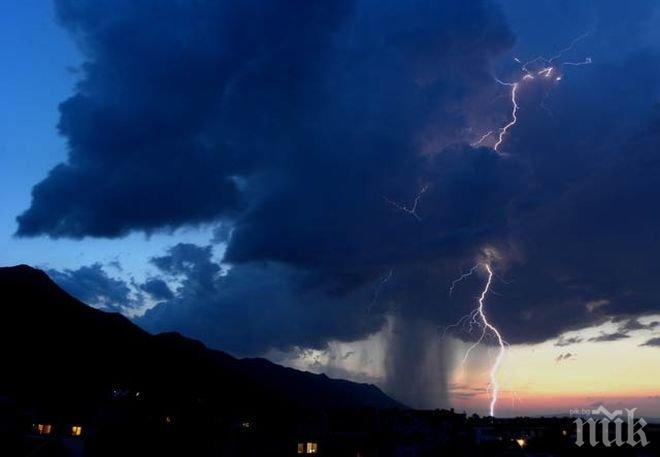 Прогнозата на БАН: Бури с мълнии и градушки раздират България днес!