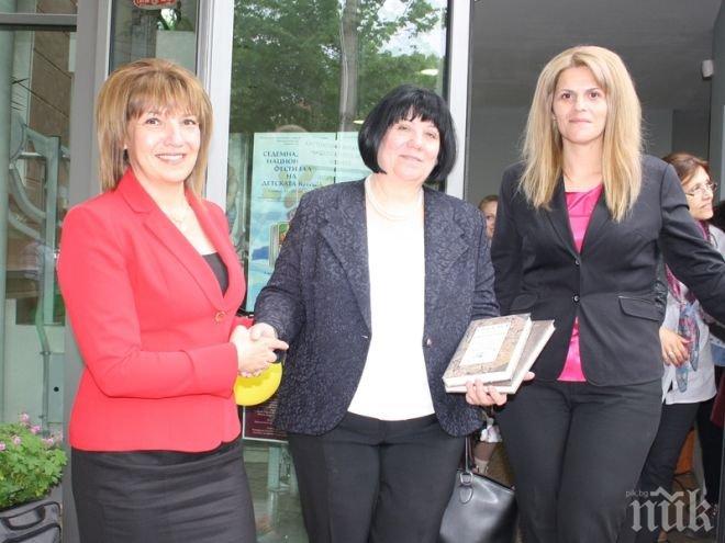 Народните представители от ГЕРБ-Сливен подариха книги на библиотека „Сава Доброплодни”