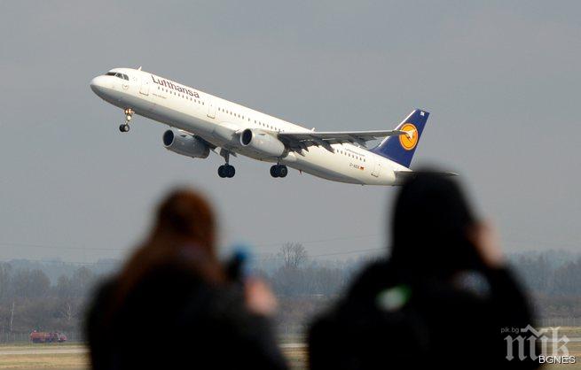 Канадка роди на борда на самолет