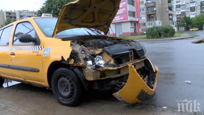 Такси и Опел се размазаха в Казанлък