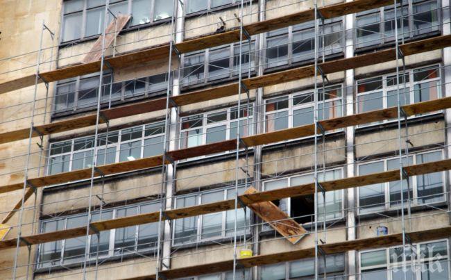 Работник падна от висока сграда в София