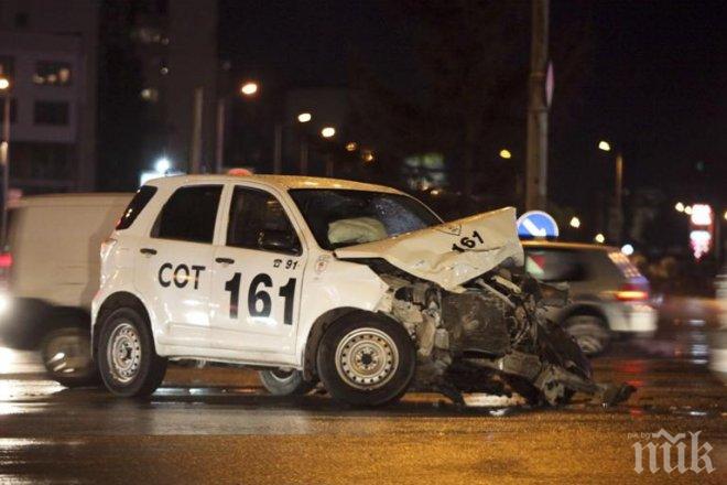 Кола на СОТ и Порше катастрофираха на столичния булевард България (снимки)