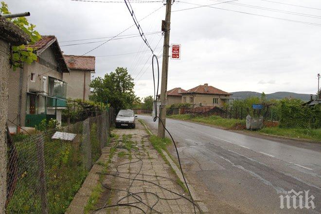 Само в ПИК: Стълбът, отнел 5 живота в Яхиново, бил почти на улицата. Учителка загуби сина си на метри от дома им при кървавата драма (снимки)