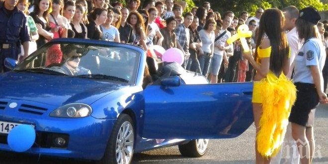 Пътна полиция погва абитуриентите
