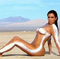 Горещо! Ким Кардашиян се съблече чисто гола в пустинята (снимки 18+)