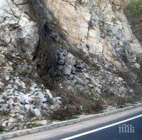 ПИК TV: Къртовски труд! Вижте как 67-ми ден чистят свлачището на Е-79 в Кресненското дефиле 