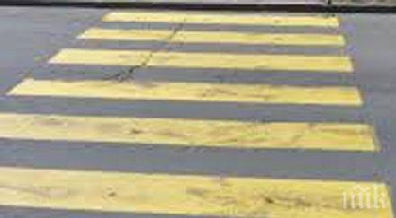 автомобил помете жена пешеходна пътека