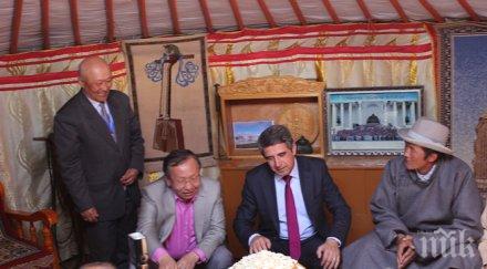 плевнелиев почете будистките монаси манастира гандан тегчилен улан батор