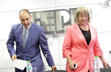 Родни политици шетат из странство като хлебарки