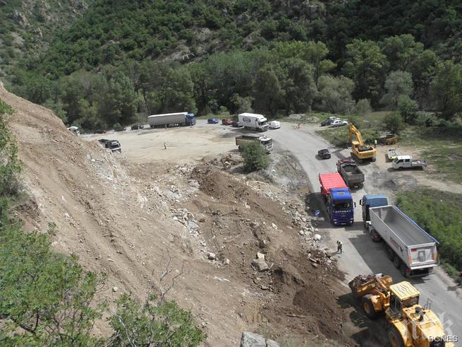 127-ми ден чистят свлачището на Е-79 в Кресненското дефиле