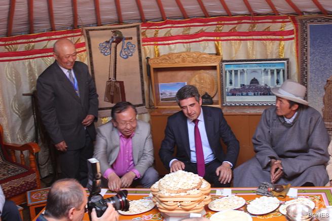 Плевнелиев почете будистките монаси от манастира Гандан тегчилен в Улан Батор