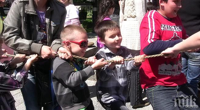 Най-младите майки в ЕС са българките и румънките