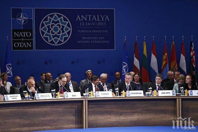 Давутоглу:  Кризата в Сирия може да се реши само с политически процес