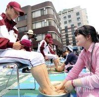 Учители в Сеул мият краката на учениците си в знак на любов 