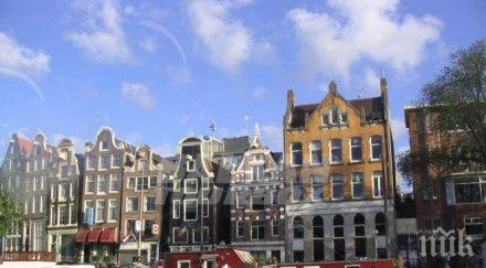 нидерландски артист наводни част амстердам синя светлина