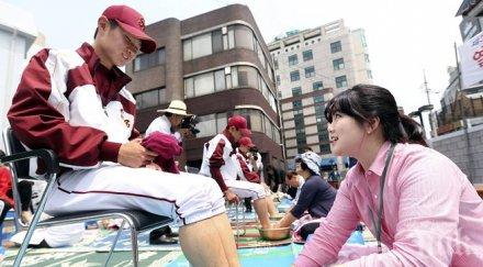 учители сеул мият краката учениците знак любов