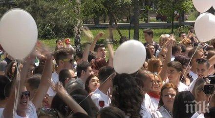 пловдивски абитуриенти предпочетоха бели фланелки суетата