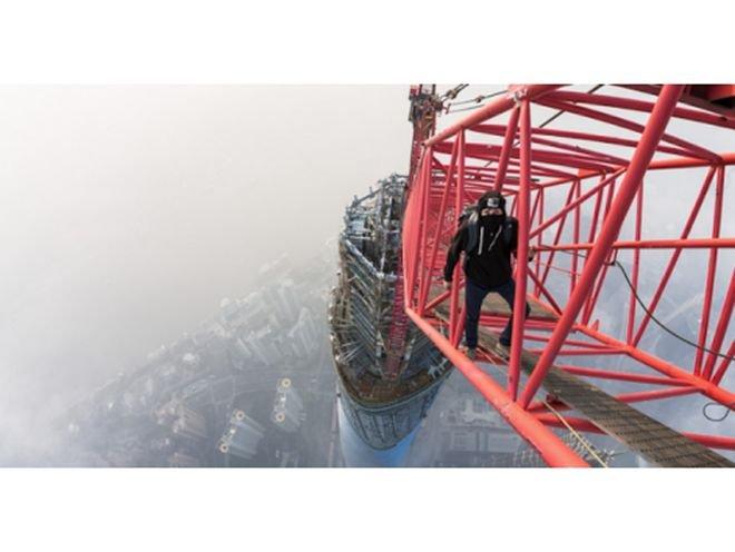 Двама души изкатериха най-високата кула в света (видео)