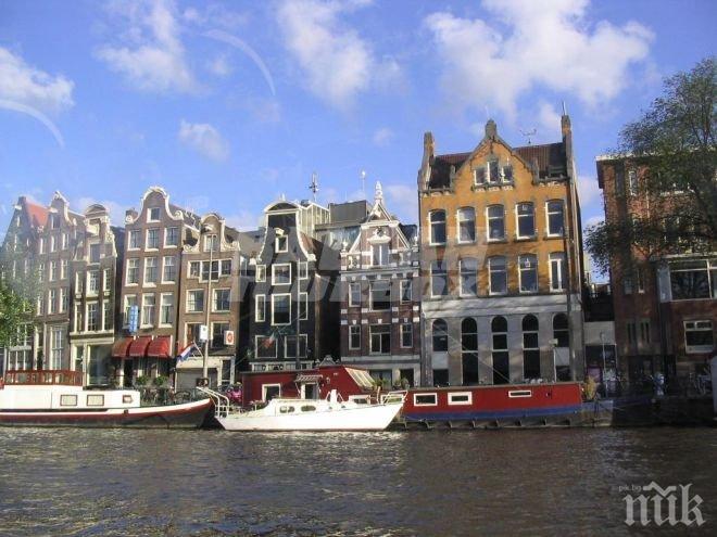 Нидерландски артист наводни част от Амстердам със синя светлина