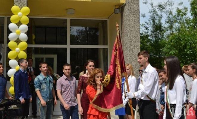 Двете беленски гимназии изпратиха абитуриентите от випуск 2015