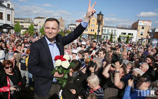 Дуда изпреварва Коморовски преди втория тур на президентските избори в Полша