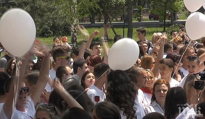 И пловдивски абитуриенти предпочетоха бели фланелки пред суетата