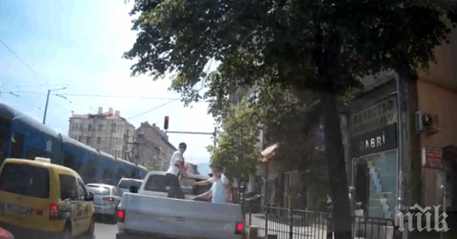 Проверяват случай с абитуриенти в каросерия