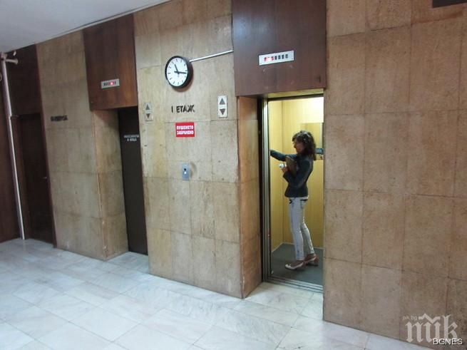 Зам.-министър Везиева: Няма документация за електронния регистър на асансьорите