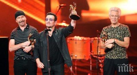 китаристът падна сцената време концерт