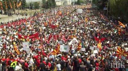 000 души искат оставката груевски