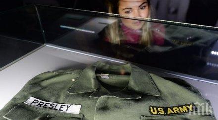 купиха автобус елвис продадоха военната униформа