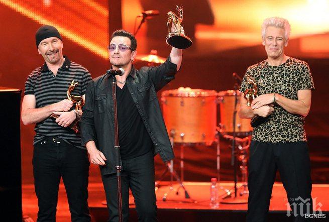 Китаристът на U2 падна от сцената по време на концерт 