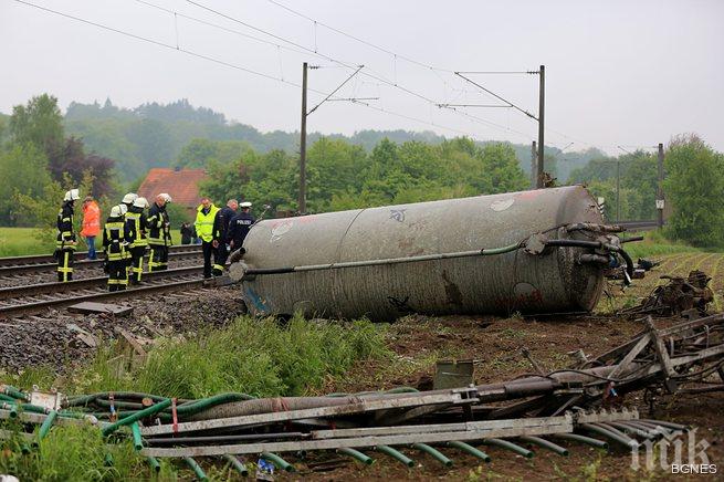 Камион и влак се сблъскаха на железопътен прелез, двама души загинаха