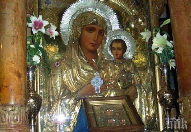 Отлага се идването на иконата Пресвета Богородица в София