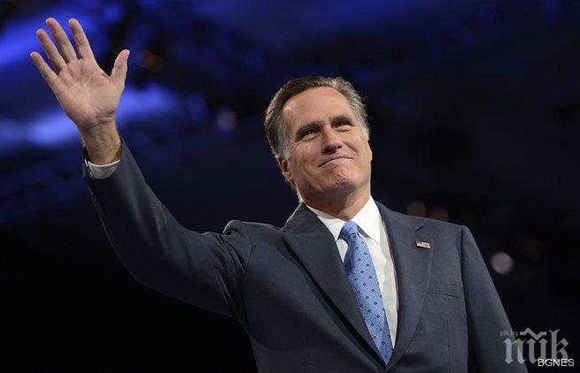 Ромни надяна боксовите ръкавици за добра кауза