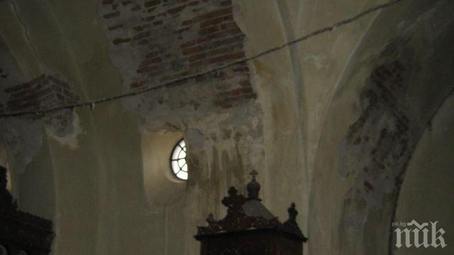 Храмът Свети Димитър в Раково се руши
