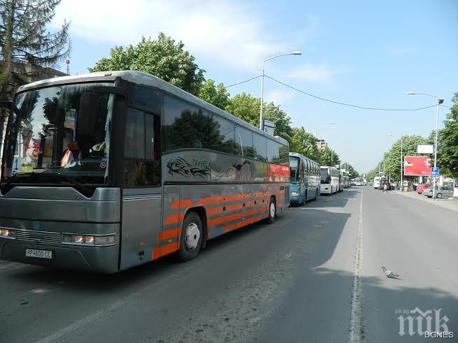 Хиляди потеглиха от цяла Македония за протеста срещу Груевски