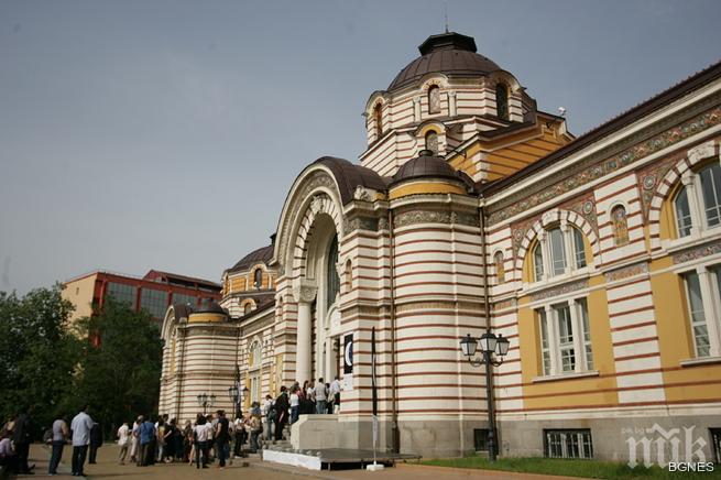 Голяма опашка се изви пред бившата Централна минерална баня в София