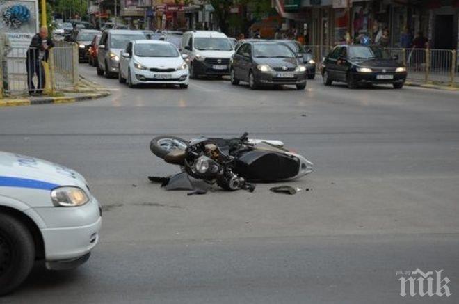 БМВ и мотор са се ударили във Варна! Мотористът е в болница (снимки)