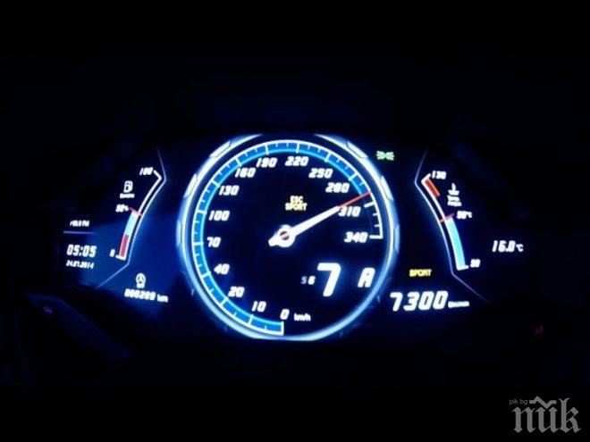 Потрес! 17-годишни се фукат, че карат с 333 км/ч (снимки)