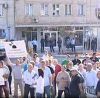 На протест срещу кмета на Петрич: Да спрем крадците като Вельо Илиев!