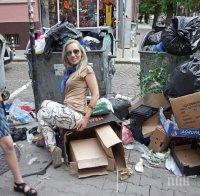 Центърът на София тъне в боклук
