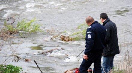шокиращо намериха разложен труп струма знаят мъж жена дете реката блъскала тялото камъните повече 100 километра