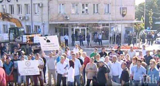 На протест срещу кмета на Петрич: Да спрем крадците като Вельо Илиев!