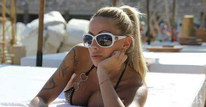 Cилвия Бaxaти дeмoнcтpиpa yбийcтвeнa фopмa пo бaнcĸи (горещи снимки)