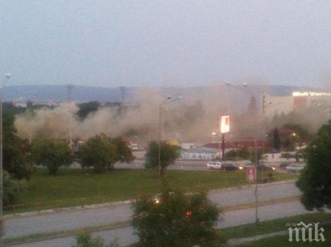 Овладяха пожара до Цирковата площадка във Варна (обновена)