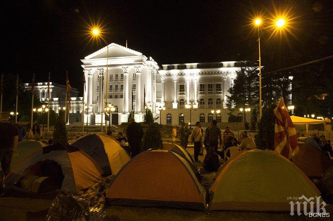 Зоран Заев от палатката отива на лидерската среща