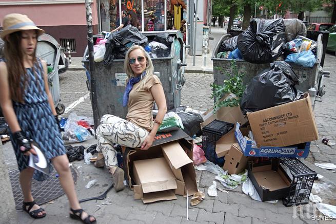 Центърът на София тъне в боклук